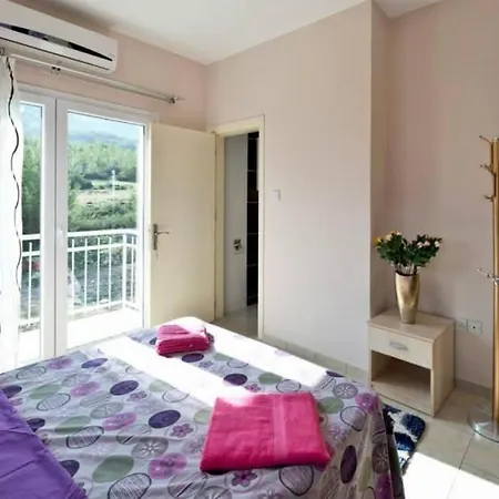 House With Shared Pool And Terrace 9 Min To