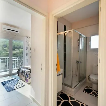 House With Shared Pool And Terrace 9 Min To *