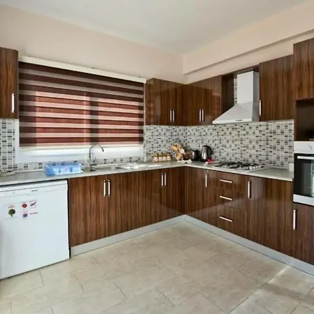 House With Shared Pool And Terrace 9 Min To * Кирения