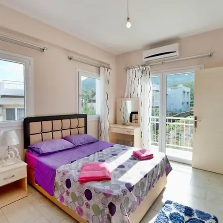 Вилла House With Shared Pool And Terrace 9 Min To Кирения