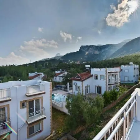 House With Shared Pool And Terrace 9 Min To Вилла Кирения