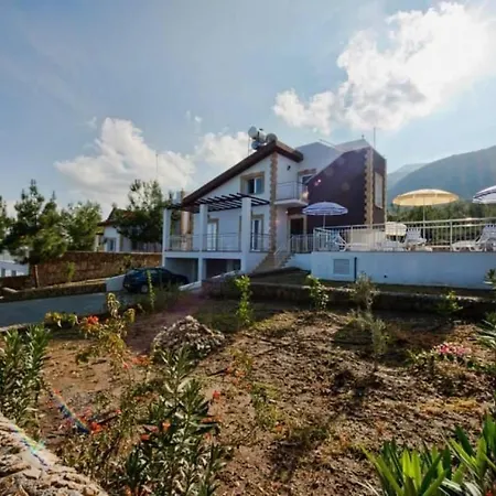 House With Shared Pool And Terrace 9 Min To