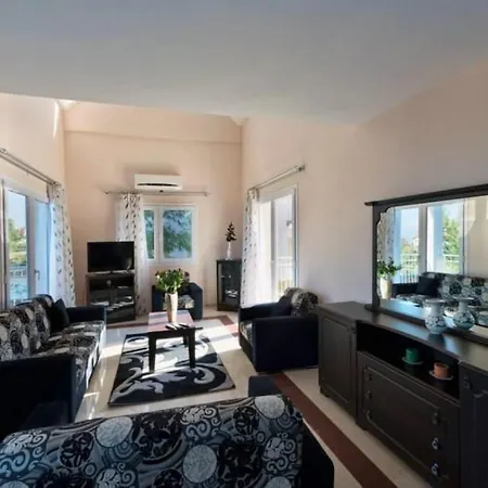 House With Shared Pool And Terrace 9 Min To וילה *