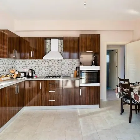 וילה House With Shared Pool And Terrace 9 Min To קיירניה