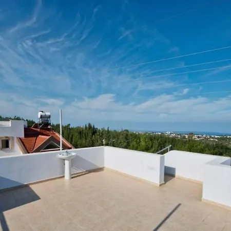 House With Shared Pool And Terrace 9 Min To